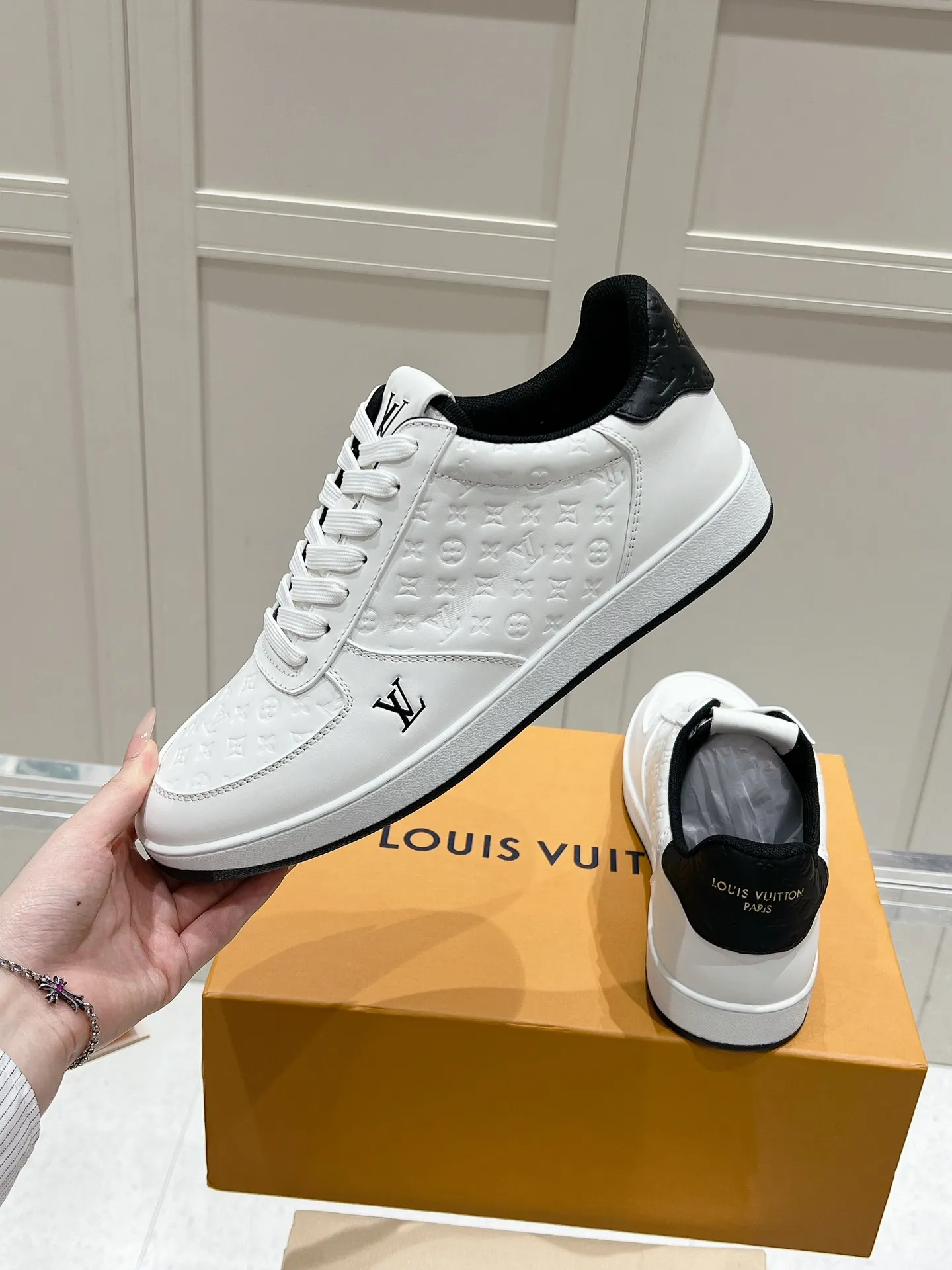 👟👟Ex-factory price 680👟👟 LV new style casual white shoes for men, simple and fashionable, light and comfortable, size: 39-44 (order 45)